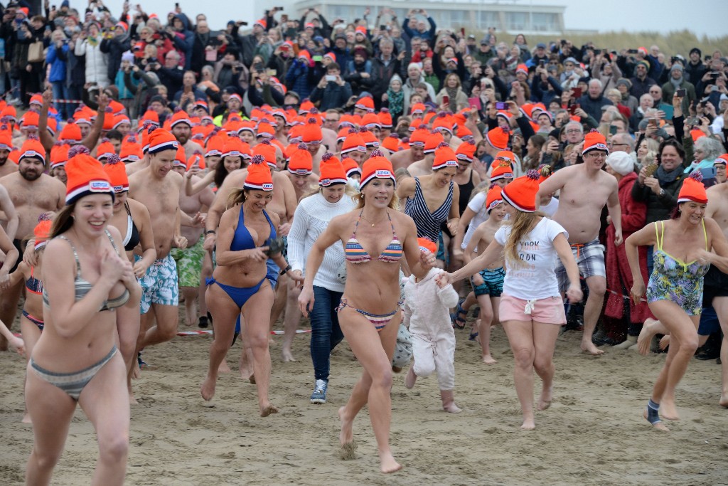 ../Images/Nieuwjaarsduik Noordwijk 2020 043.jpg